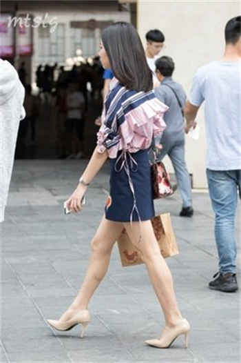 部长和女员工在她家木鱼