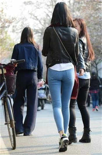 佳叶在草丛中玩尿急