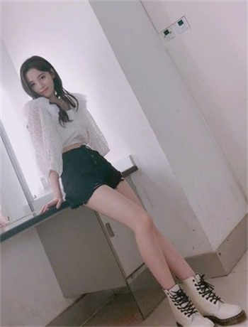 景甜被迫一字马