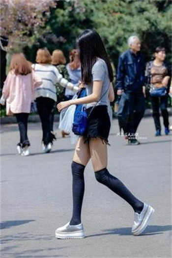 吃奶性插图美女动态图